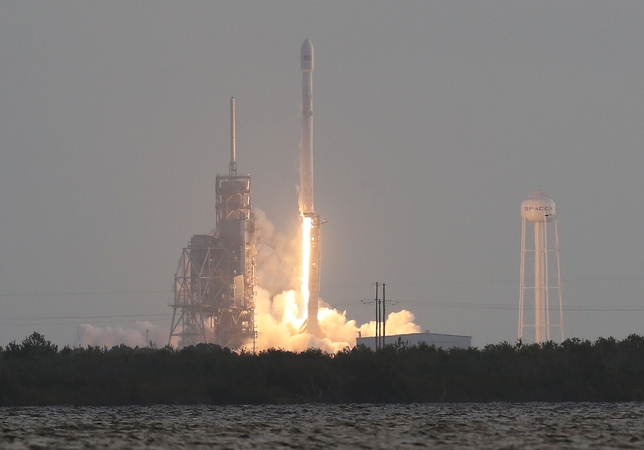 „SpaceX“ raketa į orbitą iškėlė įslaptintą JAV vyriausybės krovinį 