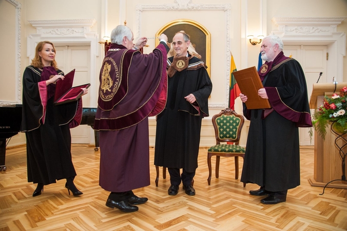Garsiam publicistui E. Lucasui – VDU garbės daktaro vardas