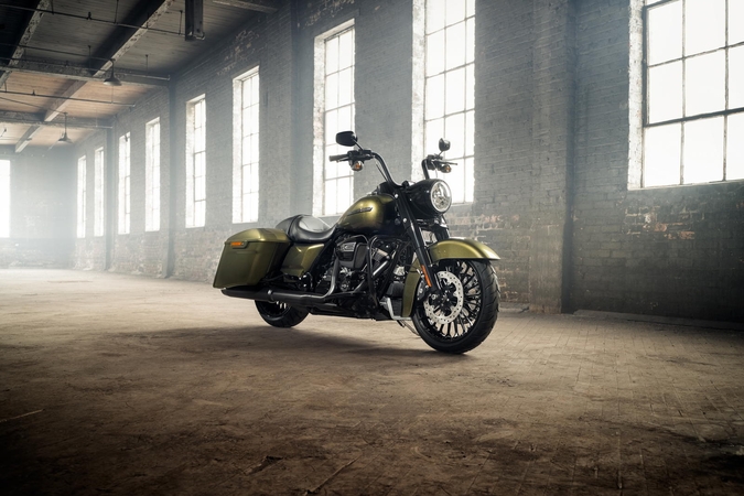 „Harley-Davidson“ pristato tamsųjį „Road King Special“ motociklą