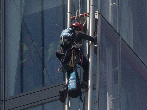 "Greenpeace" protestuotojos kopia į aukščiausią Londono dangoraižį