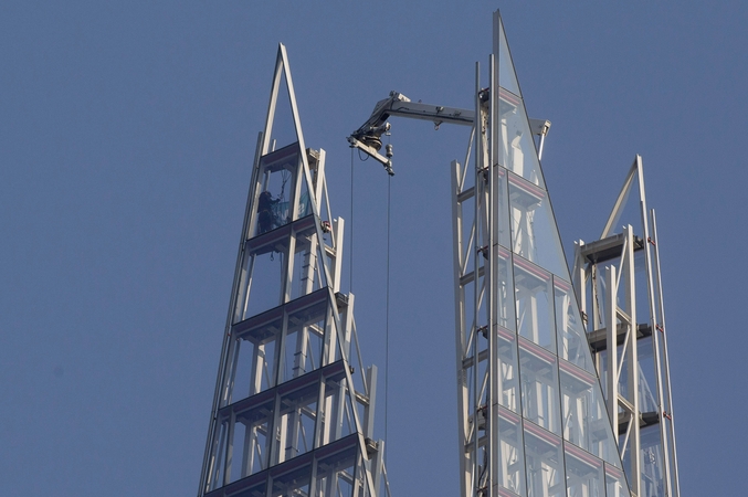 "Greenpeace" aktyvistės įkopė į Londono dangoraižį "The Shard"