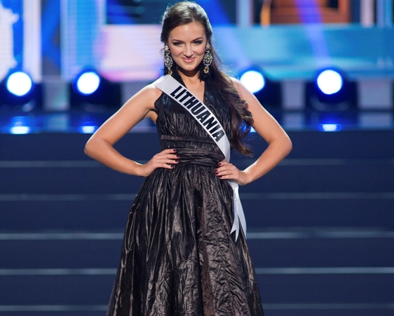 "Mis Visata 2013" dalyvių vakarinės suknelės: lietuvė apsirengė juodai