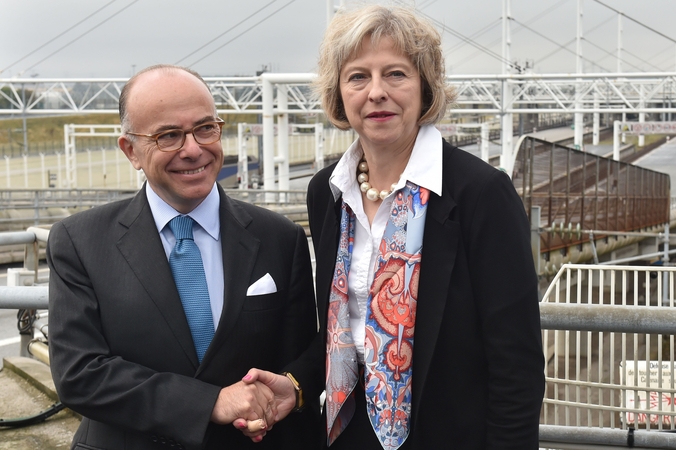 Bernard Cazeneuve ir Theresa May