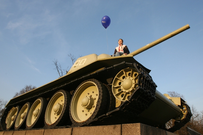 Vokietijos laikraštis paragino pašalinti iš Berlyno sovietų memorialinius tankus