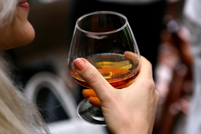 Tyrimas: pavydas gali nuvesti į alkoholizmą