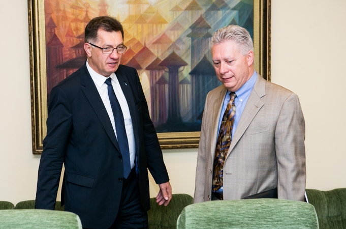 Premjeras: "Chevron" pasitraukimo ženklų anksčiau nerodė (papildyta)