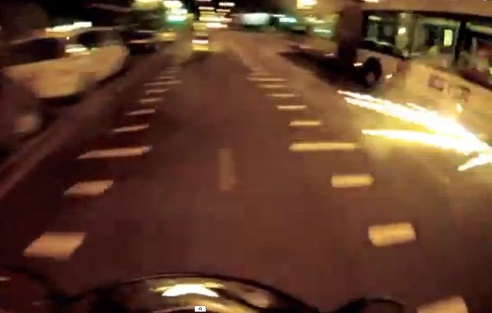 Nepakilęs į orą fejerverkas sprogo po autobusu