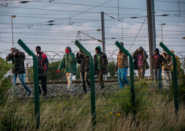 Prancūzijoje migrantai mėgino šturmuoti Lamanšo tunelį, vienas žuvo