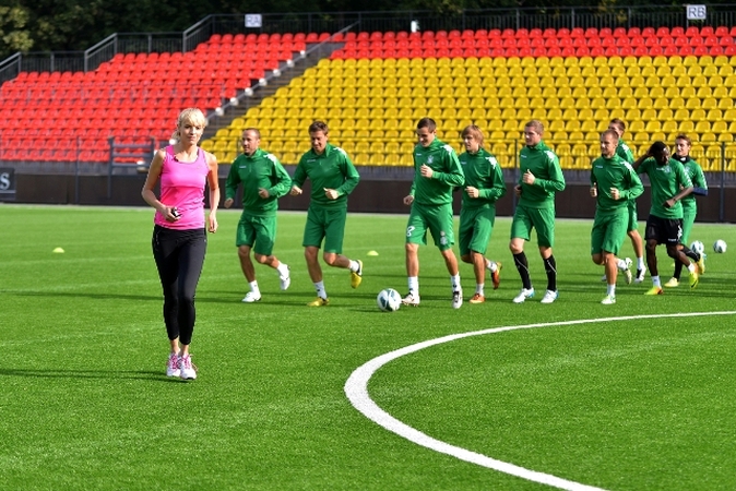 Vl. Musvydaitė apie mankštą su futbolo klubu: tiek vyrų manęs dar niekad neklausė