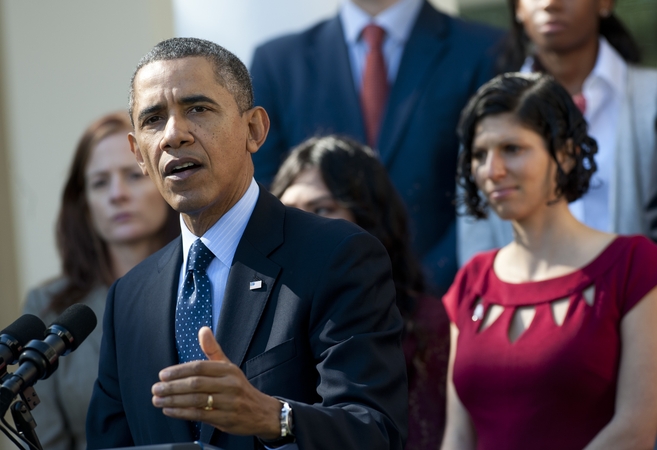 B. Obama sakydamas kalbą atliko du darbus – padėjo alpstančiai nėštukei