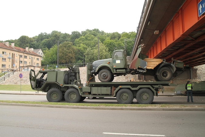 Kariuomenės sunkvežimis netilpo po Vytauto Didžiojo tiltu (incidento foto)