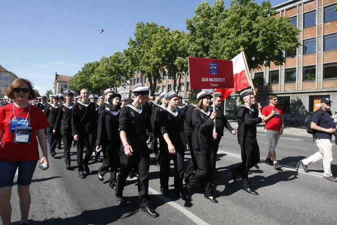 Gatves užtvindė burlaivių įgulų paradas