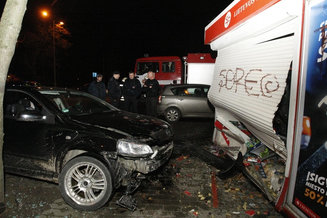 Per avariją Klaipėdoje automobilis rėžėsi į kioską