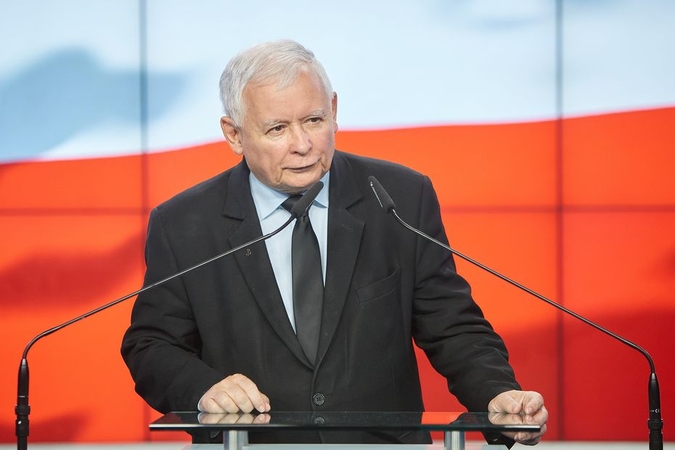 Lenkų vicepremjeras J. Kaczynskis atlaikė balsavimą dėl nepasitikėjimo