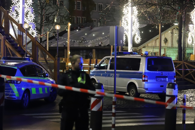 Aptikus be priežiūros paliktą lagaminą, buvo evakuota Kalėdų mugė Kelne
