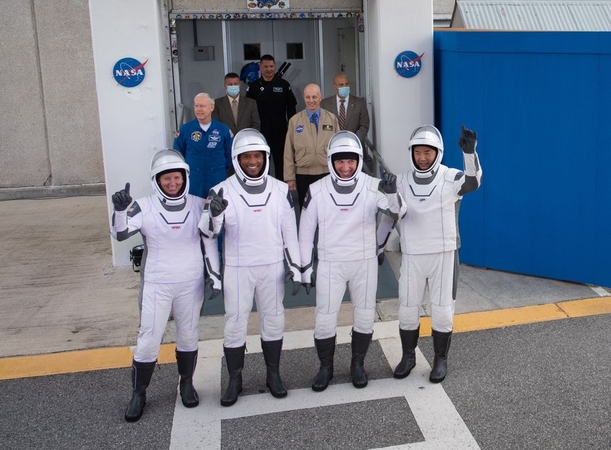 „SpaceX“ erdvėlaivis išskraidino į TKS keturis astronautus