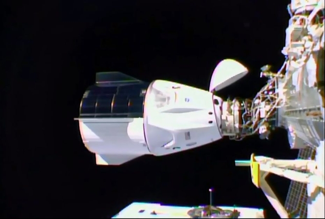 Keturis astronautus skraidinanti „SpaceX“ kapsulė susijungė su TKS