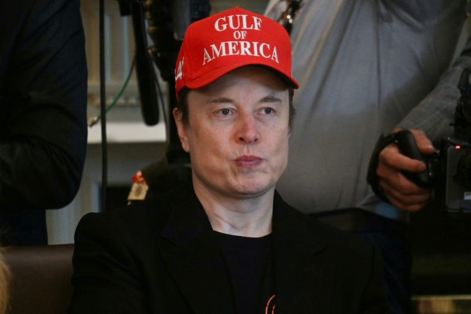 Muskas ketina likti „Tesla“ vadovu dar bent penkis metus