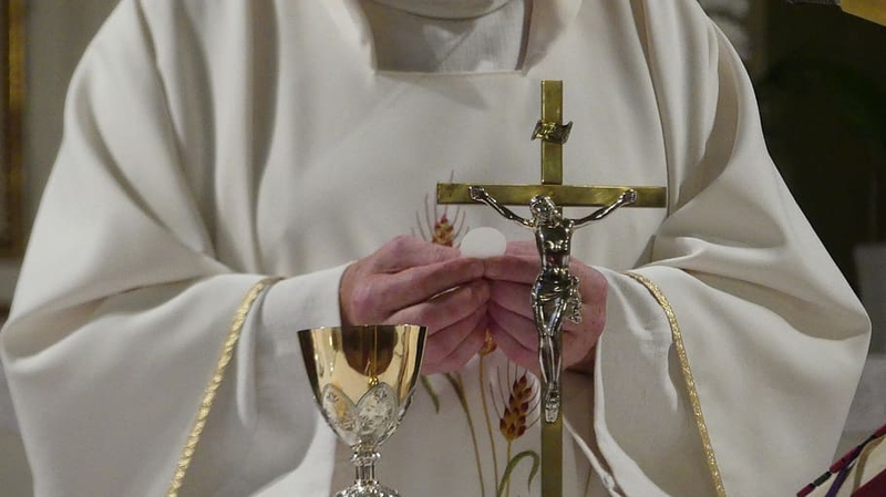 Lenkų kunigas atsiprašė už nešlovę užsitraukusio vyskupo gynimą