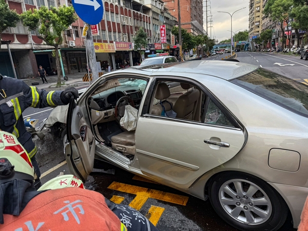 Taivane automobiliui atsitrenkus į grupę žmonių žuvo trys