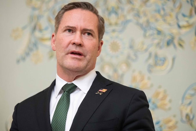 Trumpo patarėjas vėl pateko į skandalą dėl saugumo reikalavimų nepaisymo