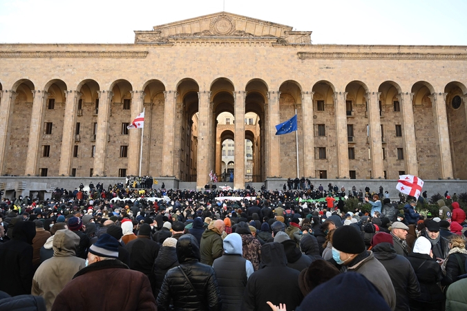 Sakartvele po opozicijos lyderio arešto protestuoja tūkstančiai žmonių