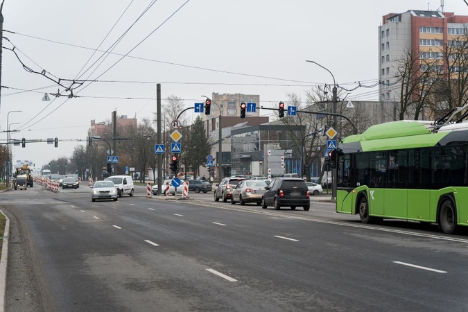 Nepatogu: norint apsisukti tenka važiuoti iki sankryžos su Kovo 11-osios gatve.