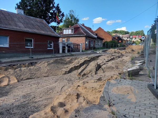 Paaiškėjo, kad kapinės plyti didesniame plote, nei buvo tikėtasi, todėl buvo padaryti išplėtimai viso kelio ruožo dalimi, atsirado archeologinių tyrimų poreikis.