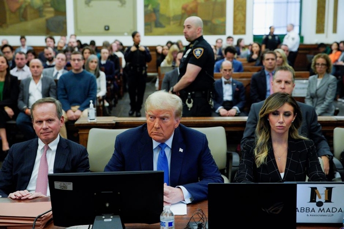 D. Trumpas atvyko į Niujorko teismą duoti parodymų sukčiavimo byloje