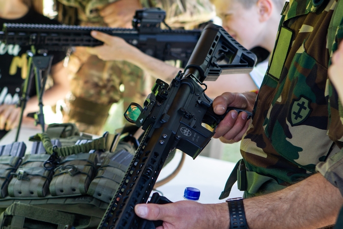 Svarsto galimybę šauliams kompensuoti pirmo automatinio ginklo įsigijimą