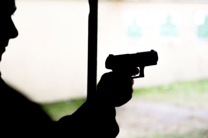 Klaipėdoje užpultas vyras nepasimetė: iš užpuoliko rankų išmušė revolverį