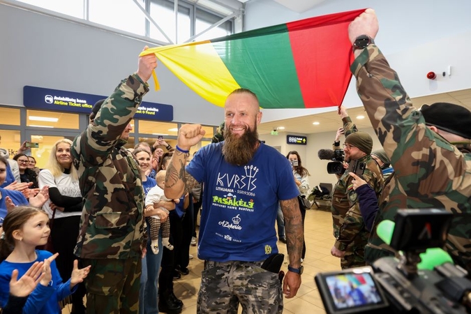 Į Lietuvą grįžo Aurimas Mockus: oro uoste – įspūdingo dydžio trispalvė