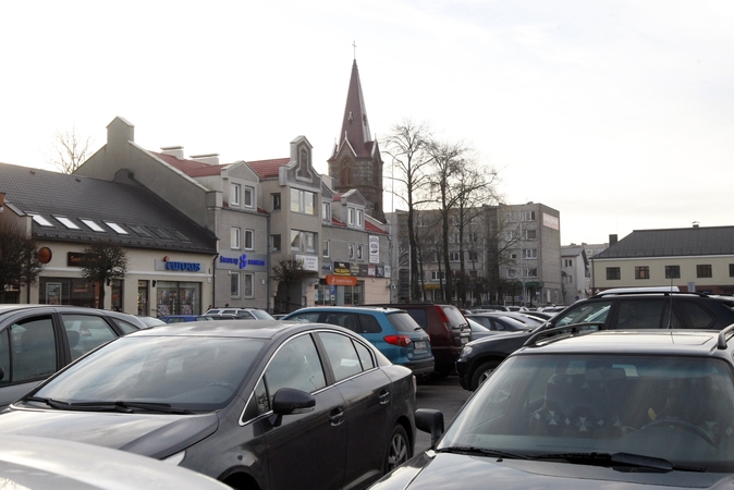 Kretingos Rotušės aikštėje karaliaus prabangūs retro automobiliai