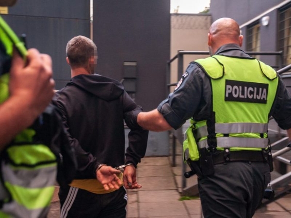 Po triukšmingo pasilinksminimo – į areštinę: sužalojo policijos pareigūną