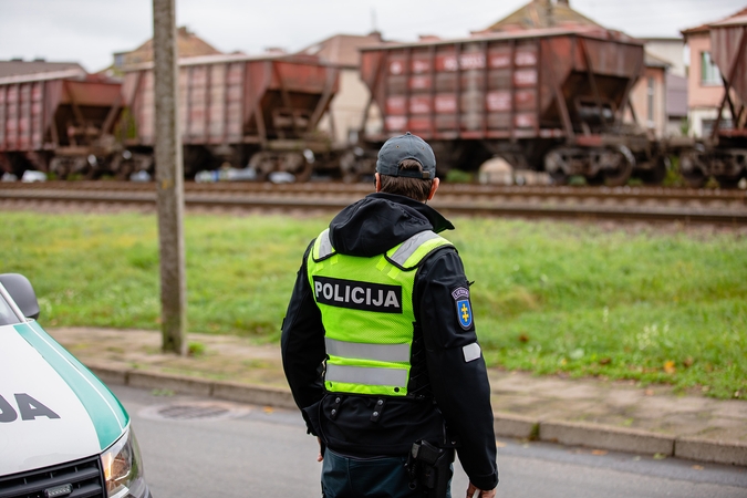 Darbingas ketvirtadienis pareigūnams: nubaudė pažeidėjus, sugavo ieškotą asmenį