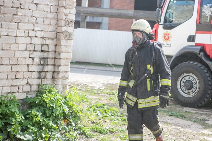 Klaipėdoje dėl neatsargaus rūkymo užsiliepsnojo butas: šeimininkui prireikė pagalbos