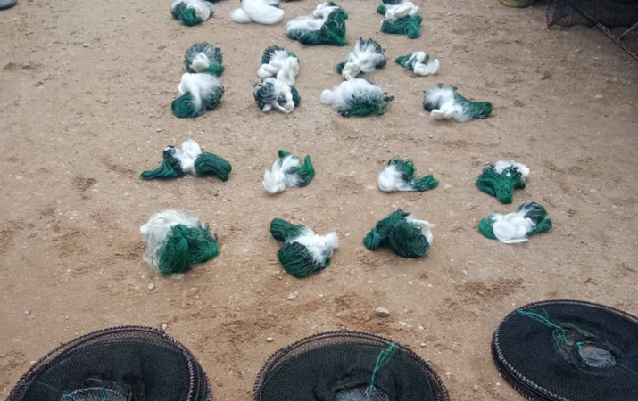 Aplinkosaugininkai Rietavo turguje iš prekeivių konfiskavo net 40 neleistinų tinklų