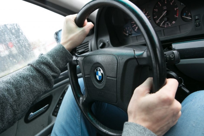Biržų rajone BMW nuvažiavo nuo kelio ir atsitrenkė į stulpą: sužalota neblaivi keleivė