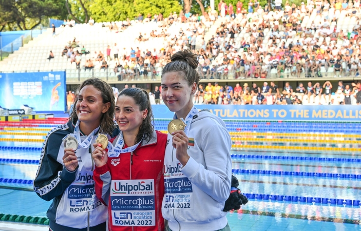 Sėkmė: 20-metė K.Teterevkova (dešinėje) finale pralaimėjo labiau patyrusioms varžovėms.