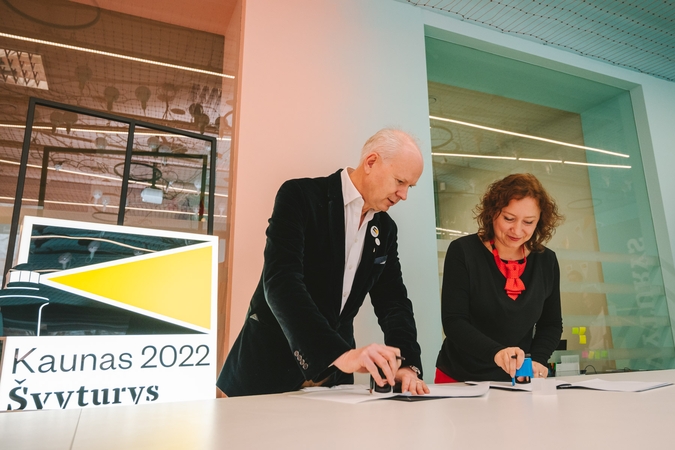 Bendrovės „Švyturys-Utenos alus“ vadovas R. Viršilas ir projekto „Kaunas 2022“ vadovė V. Vitkienė pasirašo bendradarbiavimo sutartį.