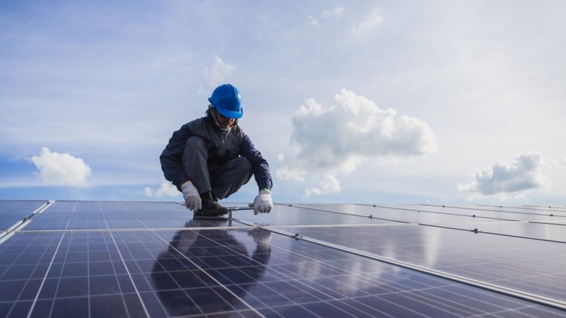 Energetikos ministerija: paramos saulės elektrinėms sulauks visi jos prašę
