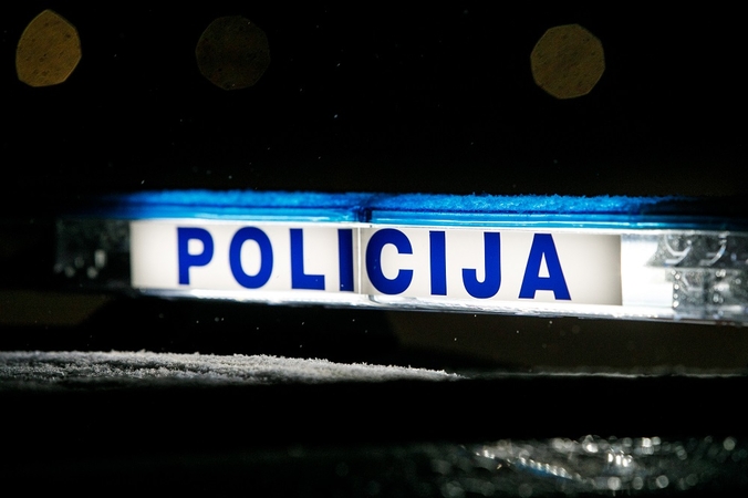 Ilgapirščiai nesnaudžia: iš daugiabučio kiemo Šiauliuose pavogtas automobilis