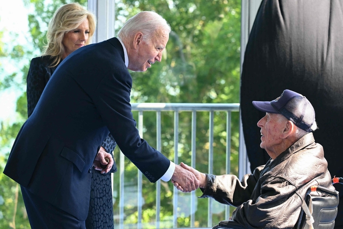 J. Bidenas sveikina veteraną.