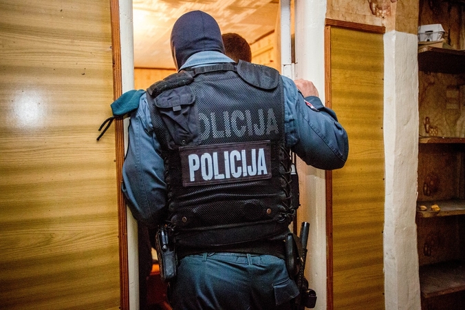 Sukčius apsimetė policininku ir apvogė senyvą moterį
