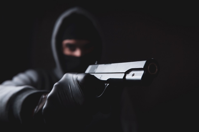 Į senolės butą įsiveržė plėšikas: auką sumušė, grasino į ginklą panašiu daiktu