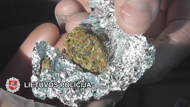 Įtariamuosius narkotikų disponavimu policija užklupo laiptinėje