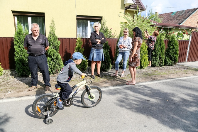 Po langais nutiesta dviračių trasa kelia pavojų kauniečiams 