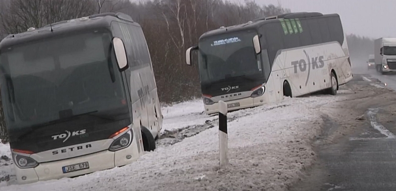 Raseinių rajone – avarijų virtinė: nuo kelio nuslydo du keleiviniai autobusai