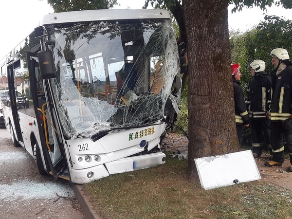 Prienuose į medį įsirėžus autobusui, sužaloti keleiviai, tarp jų – nepilnamečiai