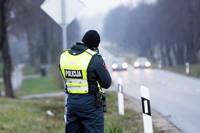 Pristabdo: laikytis leistino greičio skatina kelių policijos patruliai, bet pirmiausia – stacionarieji ir mobilieji matuokliai. 